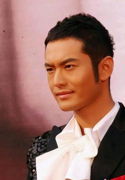 除了头发问题被观众吐槽以外黄晓明的演技也是一大问题