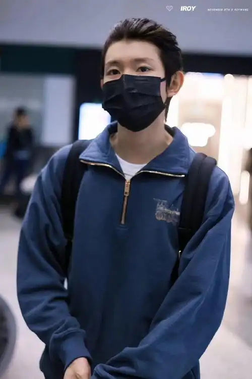 还留了长发扎了个背头小辫,那就期待一下王源的时装周之旅啦#王源米兰