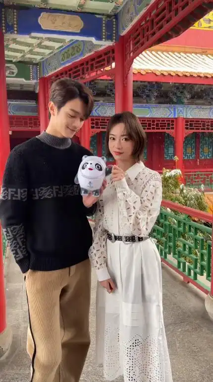 吴谨言晒和许凯冰墩墩合照许凯实现冰墩墩自由指日可待