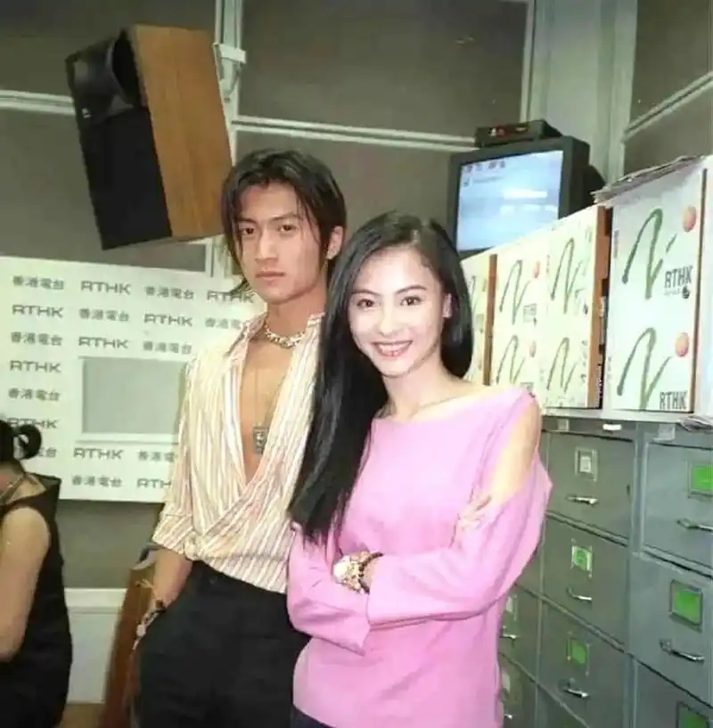 早年间,张柏芝和谢霆锋合影,谢霆锋穿着深v衬衣,英俊潇洒,张柏芝则身