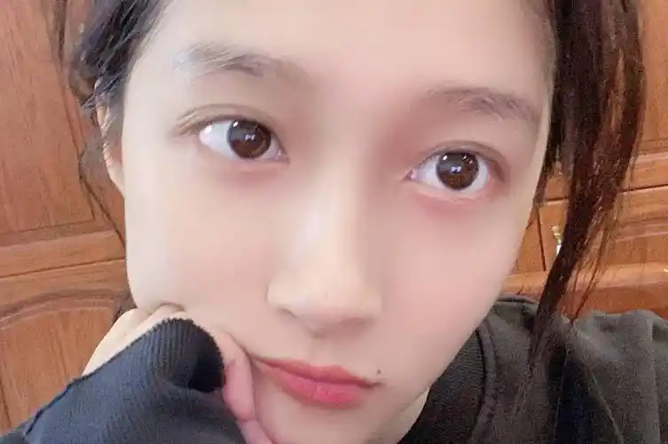 从这组照片来看,关晓彤最近的状态还是很不错的.