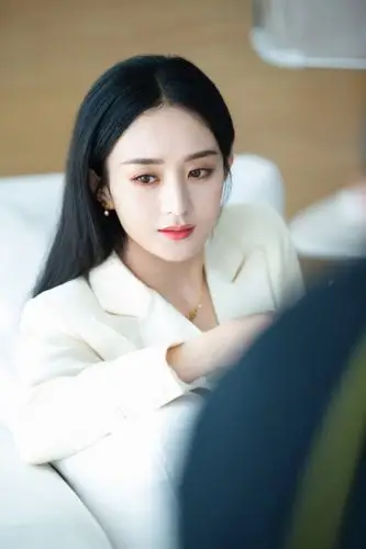 赵丽颖穿奶白色西装出镜挑战清纯与优雅2种风格颜值并没垮掉