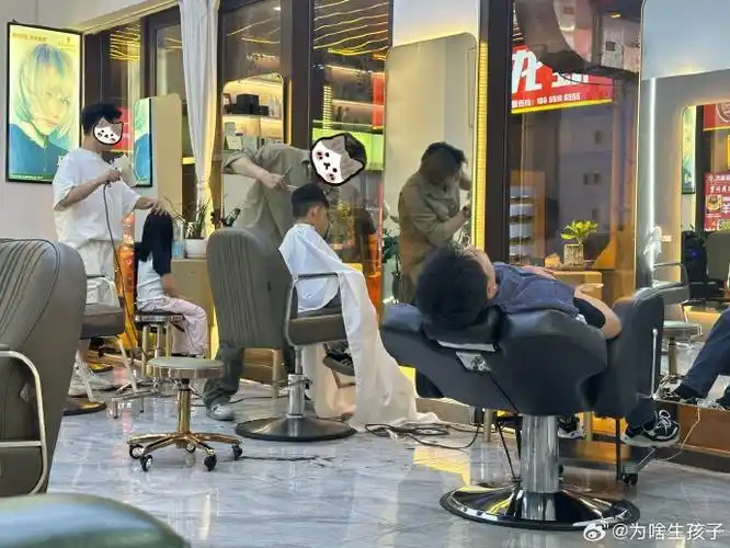 我们家剪头发都是组团直接占理发店一半位置,小宝头发给剪短剪齐,发量