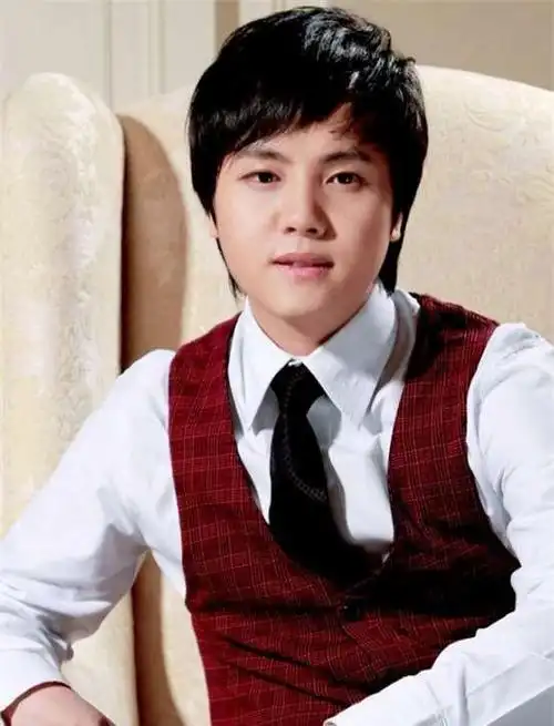 郑源从5岁起就系统地学起了各种乐器,比如高胡,二胡,吉他和钢琴等,真