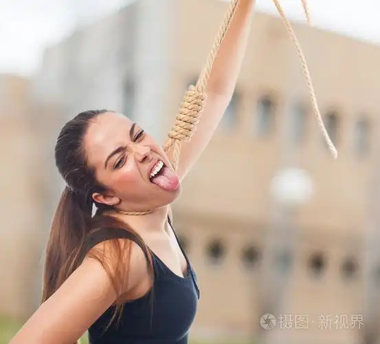 女人用一根绳子挂