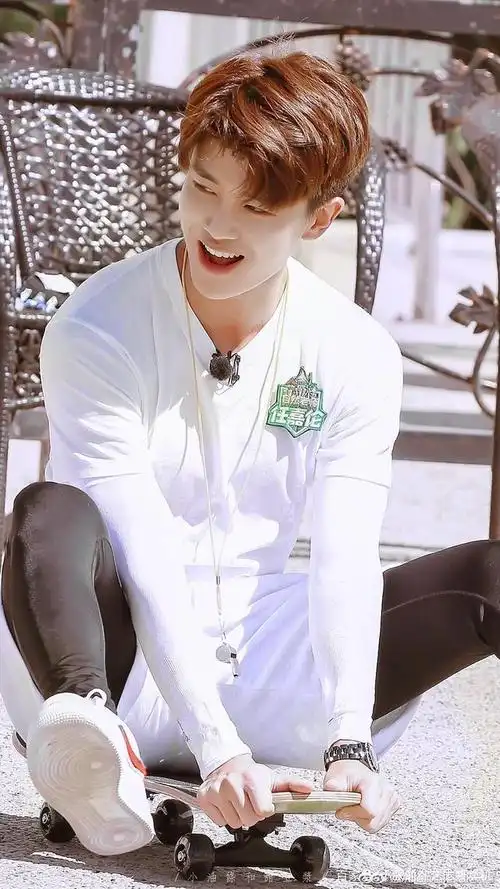 任嘉伦《向往的生活》已经录制完了,最近还有个百力滋的饼干代言要