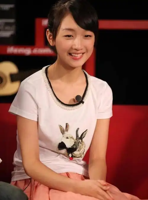 看完周冬雨高中时的照片,完全理解为何她被张艺谋相中了,太灵了