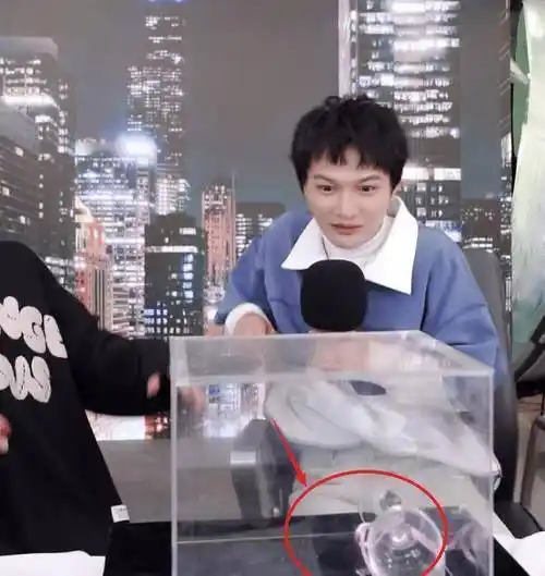 原创周深直播秀高音震破高脚杯吓出表情包反应实在出乎意料