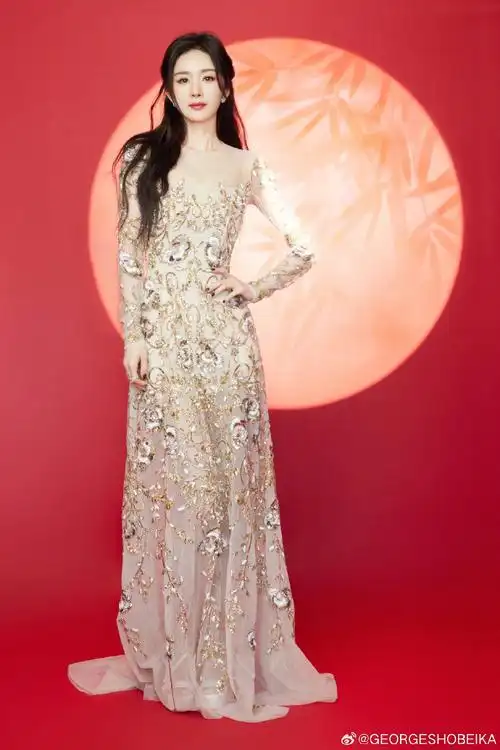 杨幂身着georges hobeika 2024 秋冬高级定制礼服出席#央视春晚#植ゥ