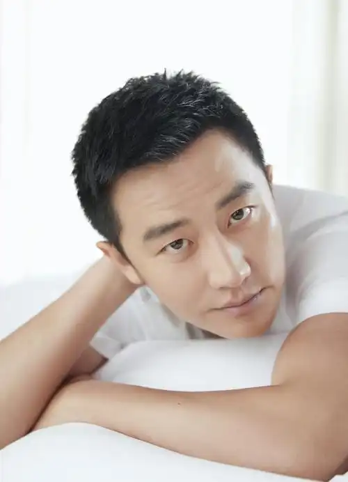 千呼万唤中东风黄轩的微博来啦一身纯白是夏日里的清爽