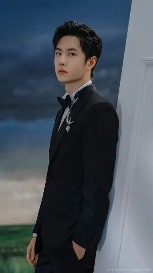 西装领结,佩戴臻品珠宝,贵气又精致的王一博#王一博##长空之王#@uniq