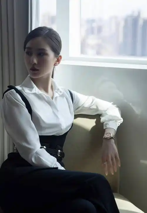 刘诗诗气质挺名媛,黑白套装穿出霸气范儿!