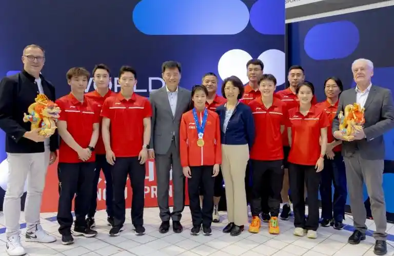 赛后吴恳大使和中国跳水队以及德国泳联官员一起合影留念.