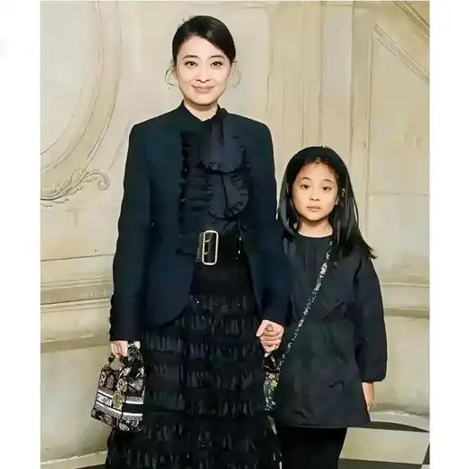这是梅婷与女儿的合影看女儿长相气质真是继承了梅婷好基因