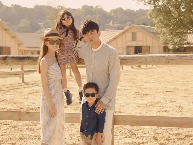 (图/翻摄自周杰伦ig)对此,周杰伦在新年第一天就晒出一家四口的高清