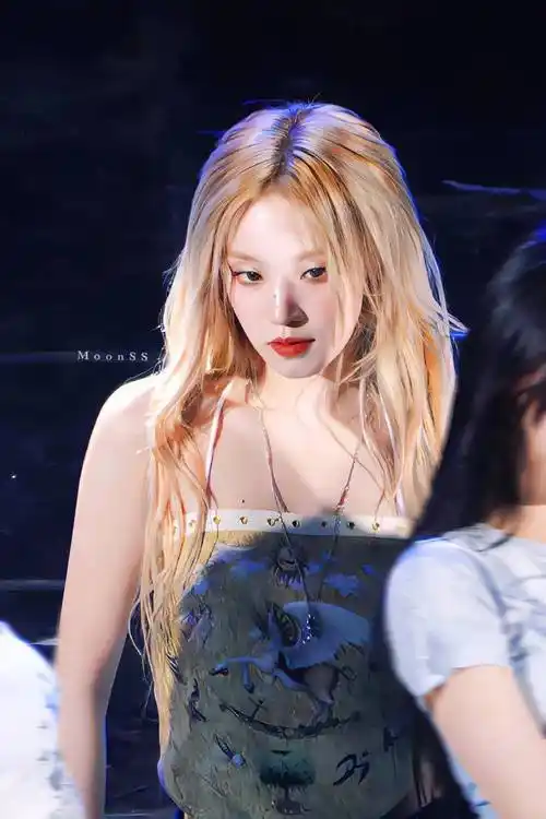 宋雨琦身穿"肚兜"上衣热舞,动作大引起网友惊呼"太辣了"_魅力_校庆