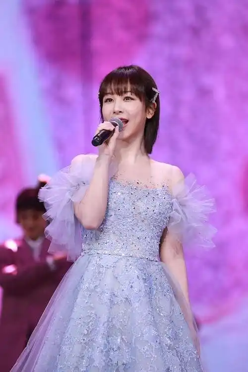 杨紫身穿冰蓝色刺绣纱裙助阵跨年夜晚会 灵动优雅温柔似水