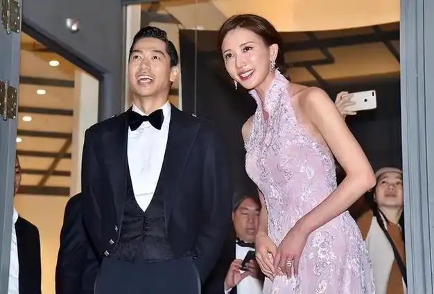 48岁林志玲:一身日系风格打扮陪老公逛街,身材臃肿气质大变!