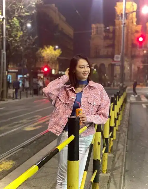 郑恺晒老婆美照!苗苗穿鸡胸领毛衣太显白,素颜清纯不似孩子妈