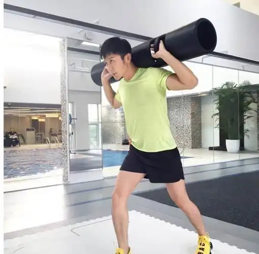 男明星如王宝强,吴尊,大黑牛李晨等人,最近李晨在微博晒出几张健身