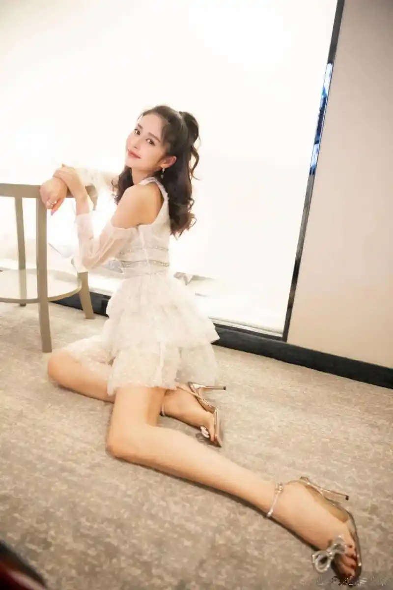 颖儿:银色透明蝴蝶结一字带包后跟高跟凉鞋