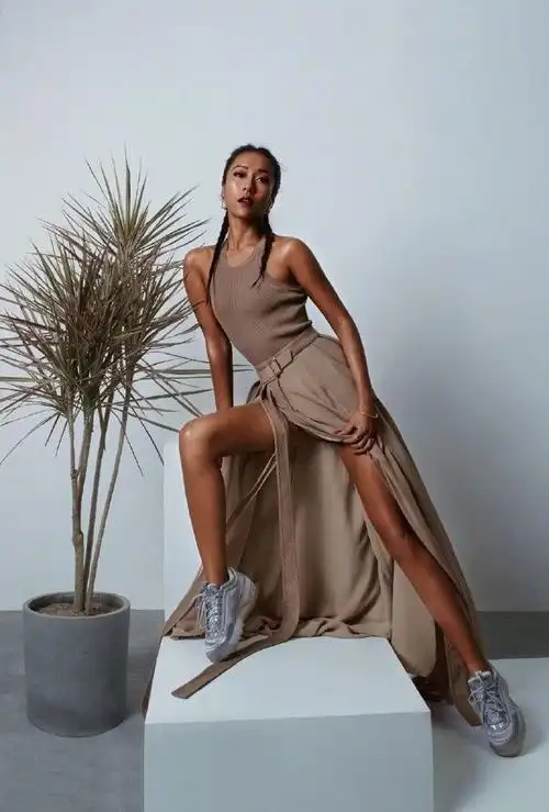 皮肤黑也能这么美吉克隽逸运动风写真气场全开性感度满分