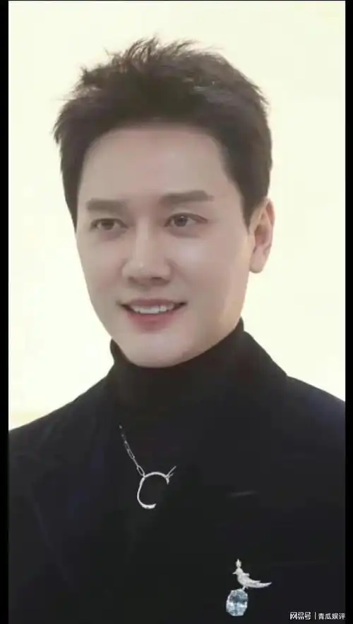 最近的一次拍摄中冯绍峰颜值好像回春了