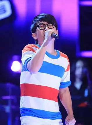 《为爱痴狂》感动全场金志文(微博)携女友来参加中国好声音,在成功