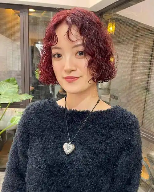 女士发型别乱剪,羊毛卷波波头真不错,洋气又时尚有型