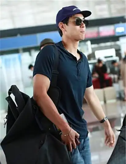 彭于晏单背双肩包耍帅满满型男穿紧身t肌肉凸显man味足