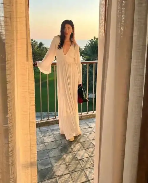 朱珠三亚度假,泳装亮相却遭身材质疑?一家三口同框温馨满满!