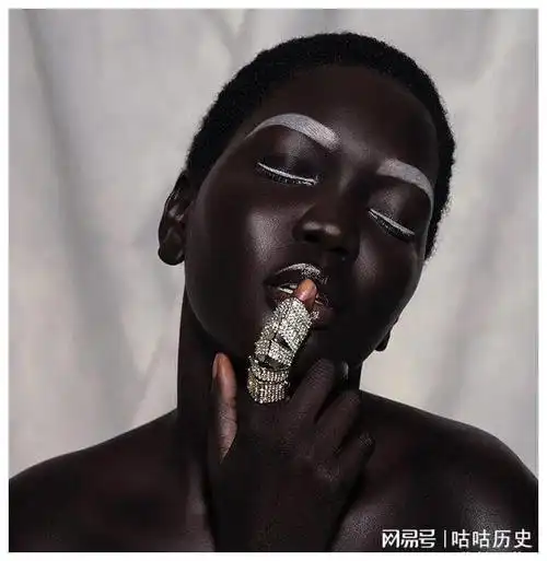 难民女模凭"高级黑皮",逆袭成为时尚女王,疯狂吸粉62万|欧美人|黑皮肤