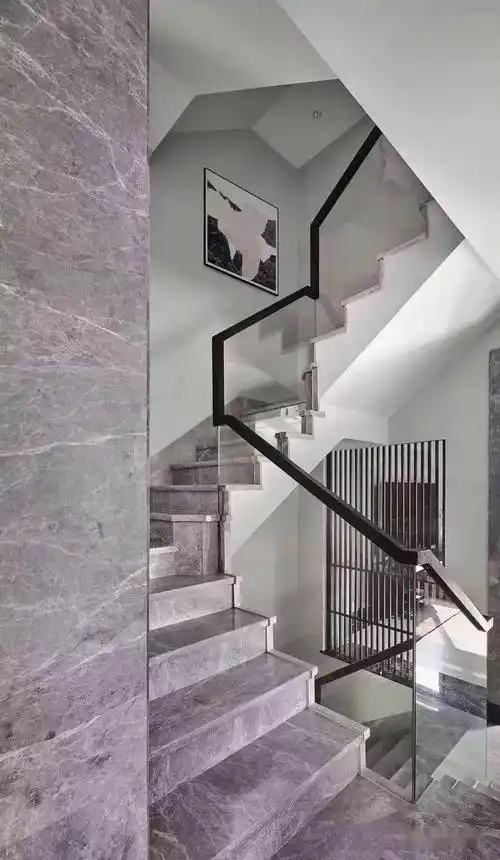 现代轻奢家装少不了的灰色大理石楼梯