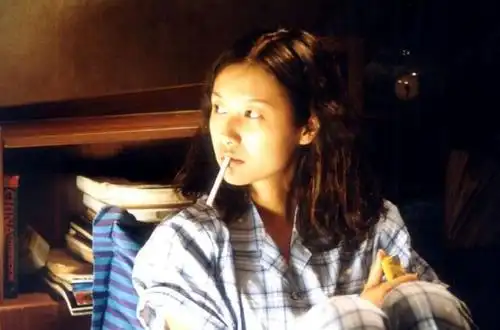 徐静蕾抽烟被偷拍到那英,抽烟很老练,估计至少10年烟龄!