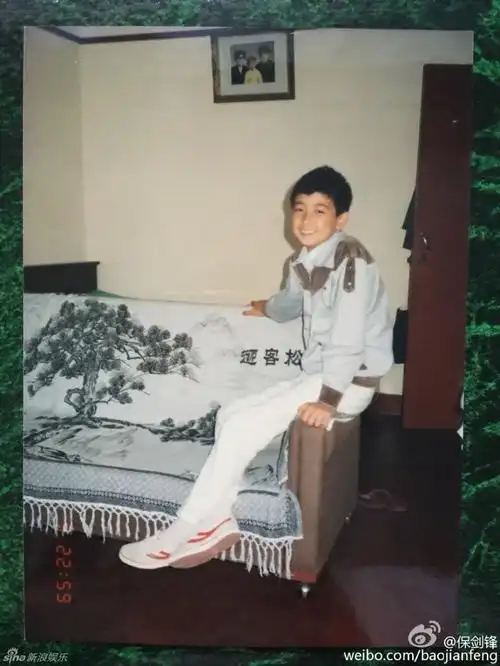 来猜星明星扎推晒童年照欢庆六一:男神李健撞脸李亚鹏