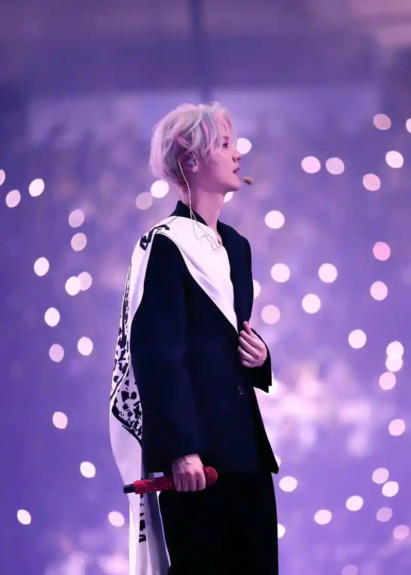 我会永远为你挥动手中的荧光棒#鹿晗染了彩色头发 #鹿晗三巡  - 抖音