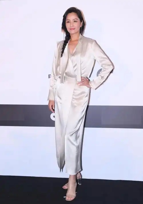 佩服瞿颖狂甩20斤后重拾超模范儿但手却出卖了年龄