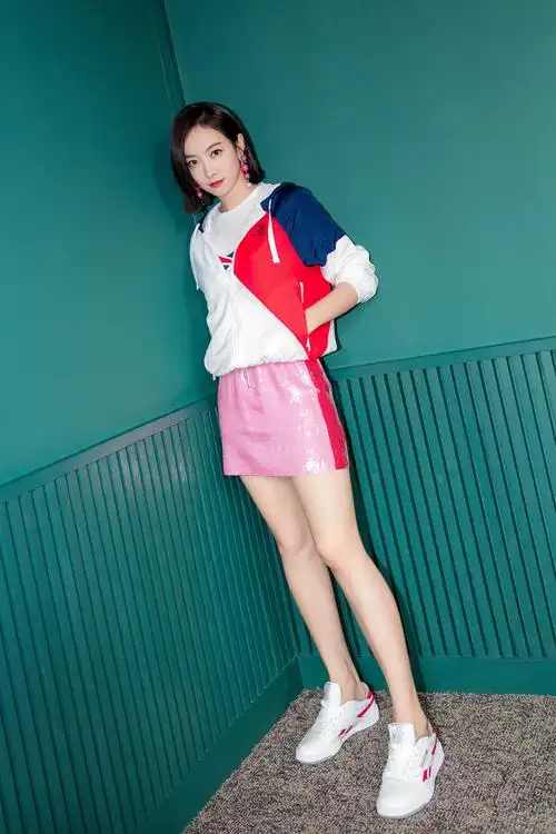 宋茜小粉裙秀大长腿 甜美可爱少女气息十足