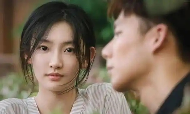 周依然:素颜出镜却火爆全网,大咖争相合作,张艺谋的话再次应验