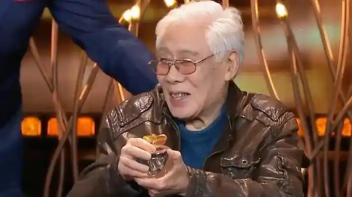 寄语"认真演戏 正派做人"_88岁焦晃坐轮椅领奖全场起立鼓掌 寄语年轻