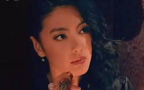 电影《女人不坏》里有个片段,张雨绮质问老板:"你到底是看重我的能力