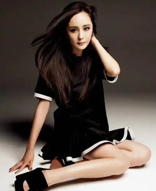 杨幂早期《孤岛惊魂》发布会,呼之欲出的身材衣服都快装不下了_个人