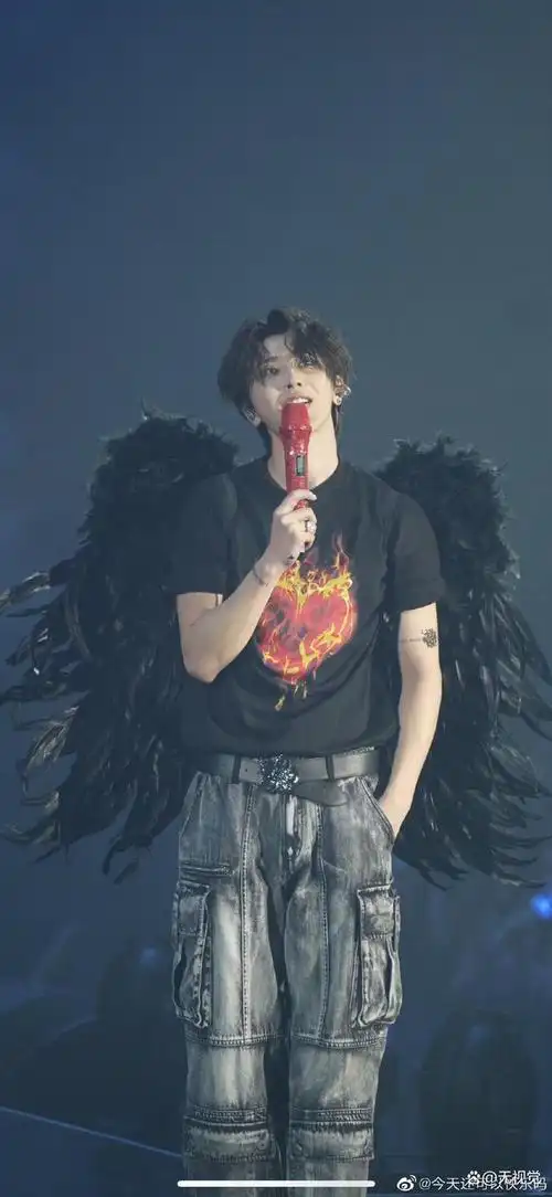 即使无法亲临现场,也会通过各种渠道关注演唱会的进程,为蔡徐坤加油