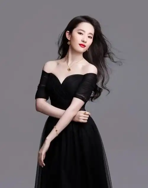 18岁的刘亦菲有多美?条纹t恤搭白色长靴,妥妥的"初恋颜值"