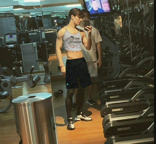 白敬亭评论王嘉尔腹肌照这就是你不穿衣服的理由