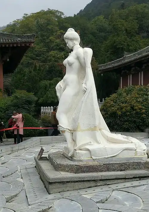 (华清宫内汉白王杨贵妃雕像)