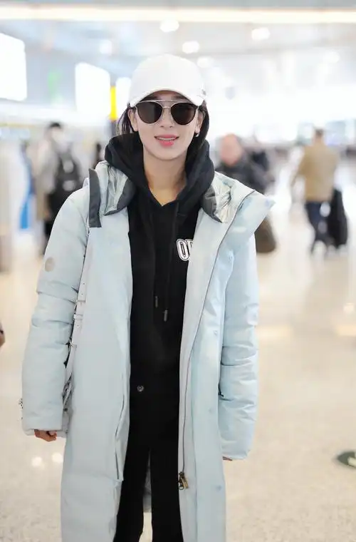 杨紫现身机场,薄荷绿大衣清新帅气,被粉丝这样"调戏"