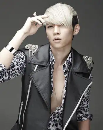 头扁的汉子符合什么发型 头扁脸大的男明星发型(3)