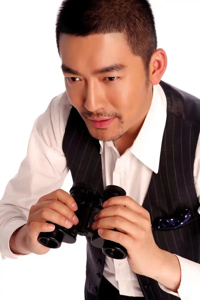 组图:张博曝光神探写真 卖萌扮酷两不误_高清图集_新浪网