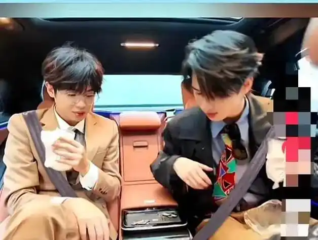 黄明昊严浩翔演我第一次坐豪车,网友:这俩可是真少爷!
